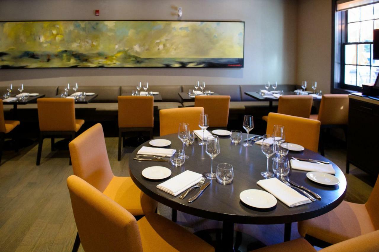 124 On Queen Hotel & Spa Ниагара-он-те-Лейк Экстерьер фото Interior of the restaurant