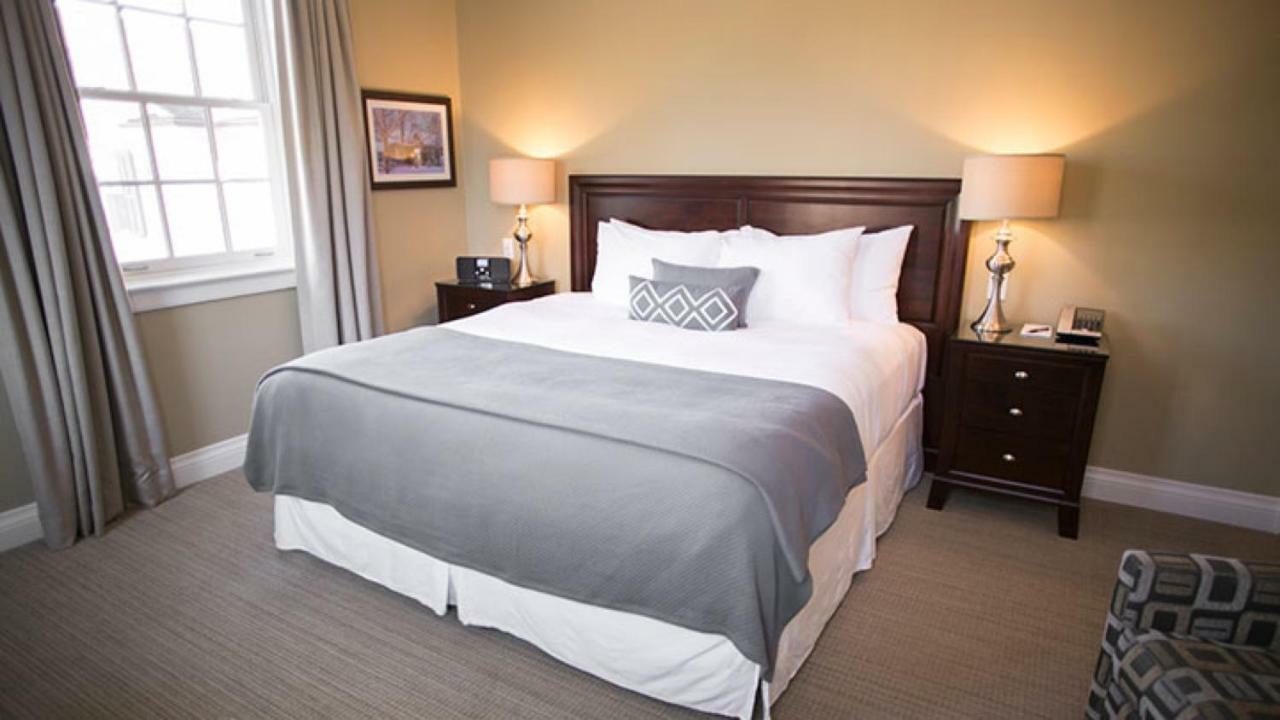 124 On Queen Hotel & Spa Ниагара-он-те-Лейк Экстерьер фото A guest room at the Inn at St. John's