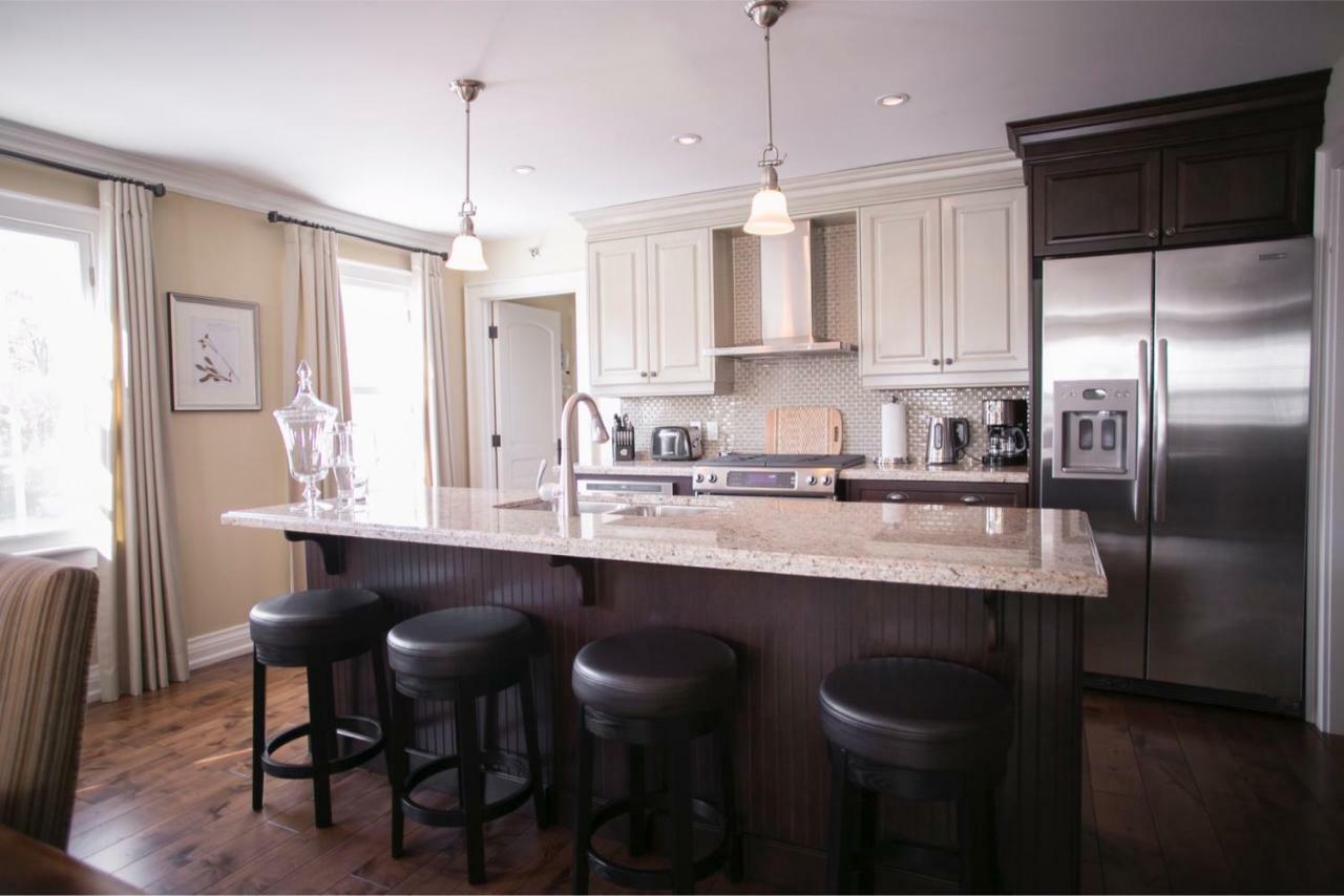 124 On Queen Hotel & Spa Ниагара-он-те-Лейк Экстерьер фото A kitchen with a granite island