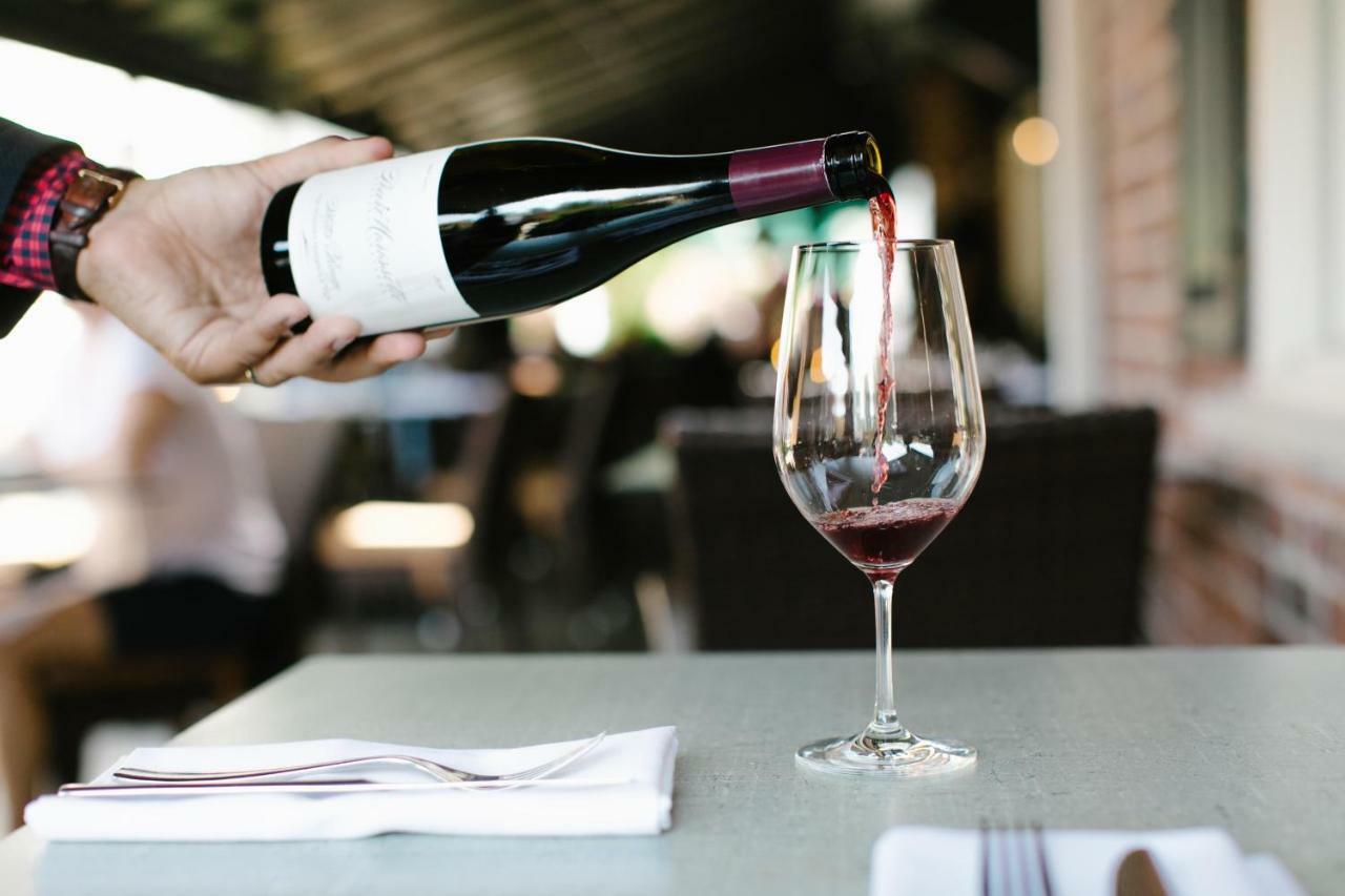 124 On Queen Hotel & Spa Ниагара-он-те-Лейк Экстерьер фото Wine being poured